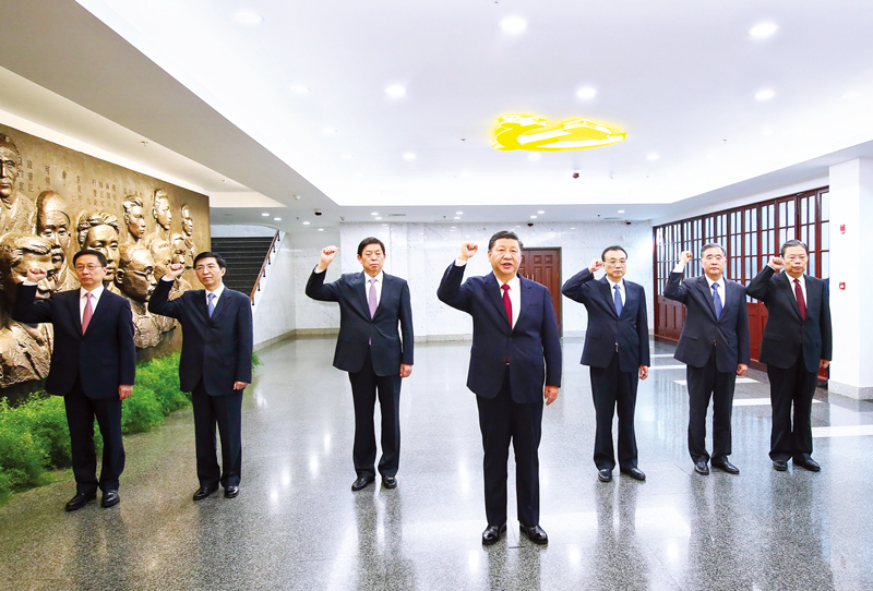 　2017年10月31日，中共中央總書(shū)記、國家主席、中央軍委主席習近平帶領(lǐng)中共中央政治局常委李克強、栗戰書(shū)、汪洋、王滬寧、趙樂(lè )際、韓正，瞻仰上海中共一大會(huì )址和浙江嘉興南湖紅船。這是31日上午，在上海中共一大會(huì )址紀念館，習近平帶領(lǐng)其他中共中央政治局常委同志一起重溫入黨誓詞。 新華社記者 蘭紅光/攝